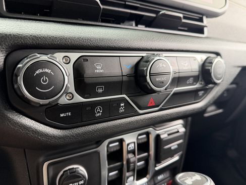 Used 2025 Jeep Wrangler Sport image 36