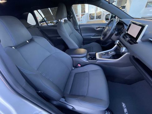 Used 2024 Toyota RAV4 SE image 27