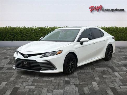 Used 2024 Toyota Camry LE w/ Convenience Package FWD image 4