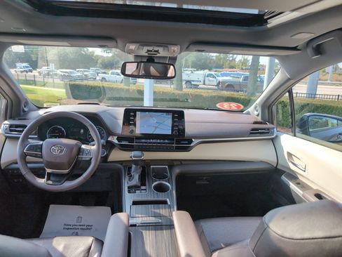 Certified 2023 Toyota Sienna Platinum image 30