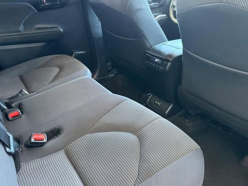 Used 2024 Toyota Highlander LE AWD/4WD image 15