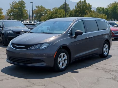 Used 2017 Chrysler Pacifica LX FWD image 10