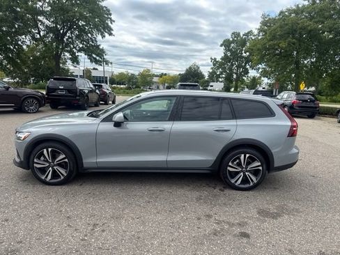 Used 2025 Volvo V60 B5 Cross Country Plus AWD/4WD image 8