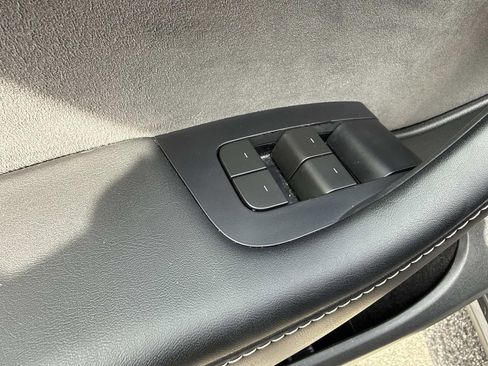 Used 2024 Tesla Model Y Long Range AWD/4WD image 23