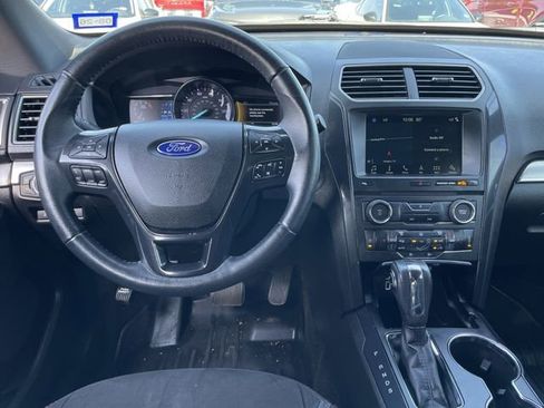 Used 2018 Ford Explorer XLT w/ Equipment Group 202A FWD image 11