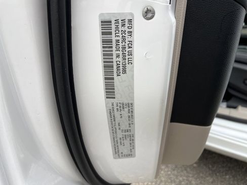 Used 2024 Chrysler Pacifica Touring-L image 24