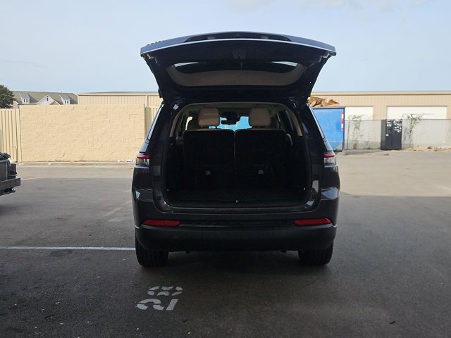 Used 2022 Jeep Grand Cherokee L Limited w/ Luxury Tech Group II RWD image 6