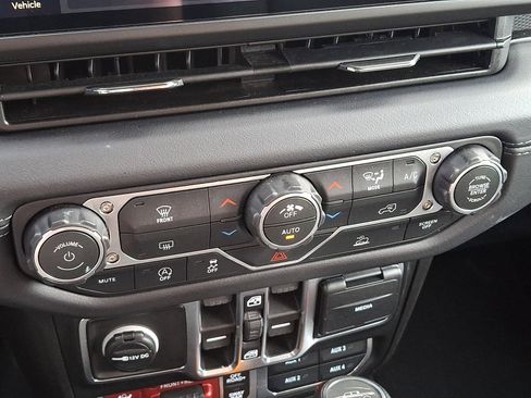 Used 2026 Jeep Gladiator Rubicon AWD/4WD image 15