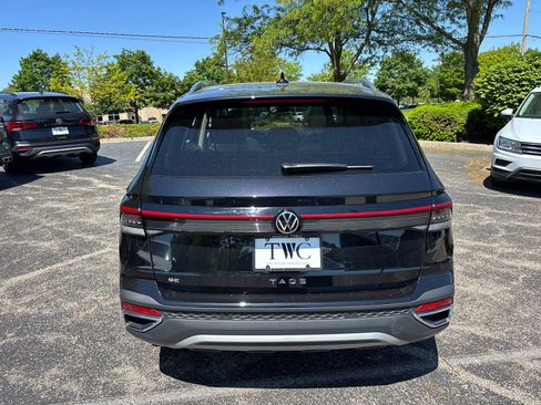 Used 2025 Volkswagen Taos SE FWD image 6