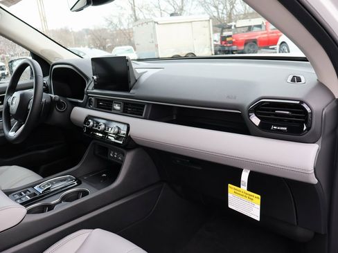New 2025 Honda Pilot Touring image 9