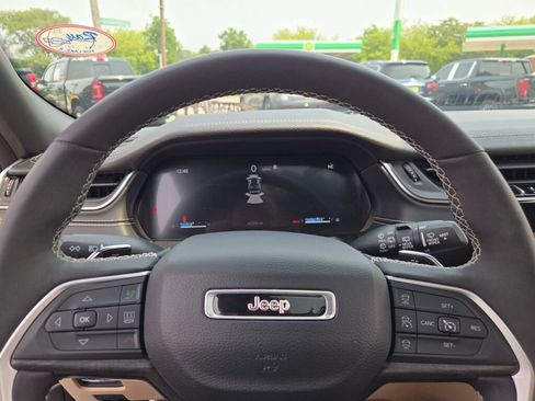 Used 2024 Jeep Grand Cherokee Limited w/ Luxury Tech Group II AWD/4WD image 38