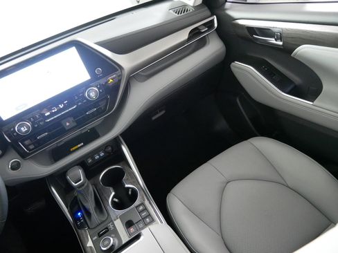 Used 2025 Toyota Highlander Limited image 11