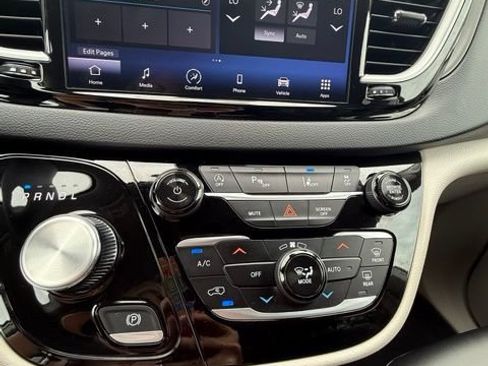 Used 2024 Chrysler Pacifica Touring-L FWD image 16