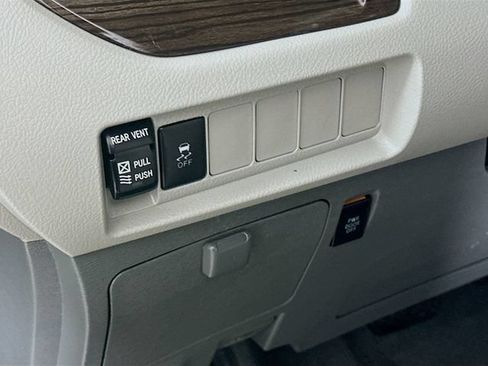 Used 2020 Toyota Sienna XLE FWD image 25