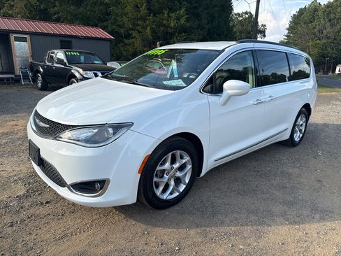 Used 2017 Chrysler Pacifica Touring-L w/ Tire & Wheel Group image 2