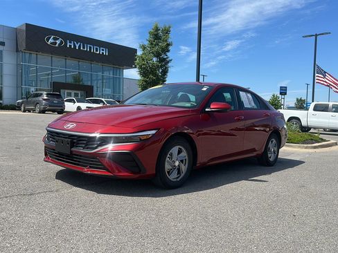 Certified 2025 Hyundai Elantra SE FWD image 1