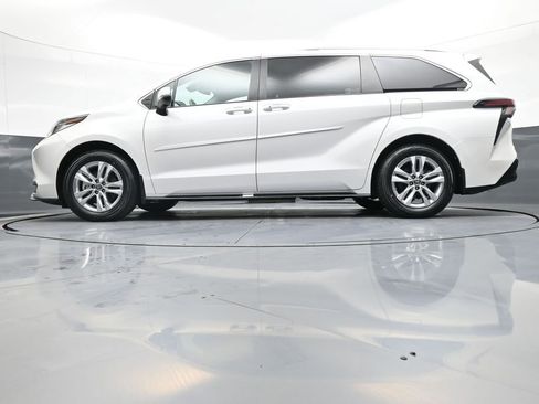 Certified 2024 Toyota Sienna Limited image 35