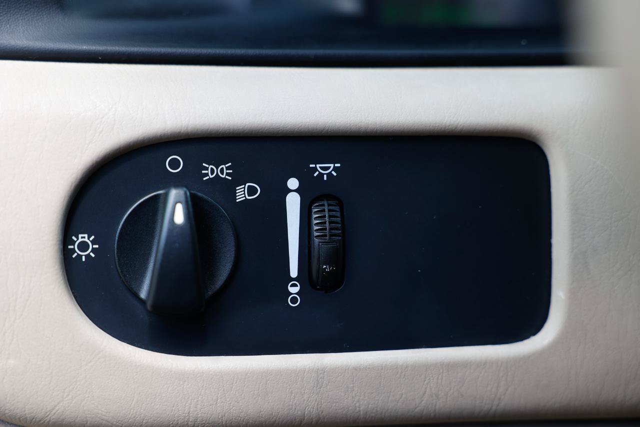 Used 2003 Ford Windstar LX FWD image 38