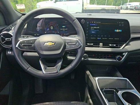Used 2025 Chevrolet Equinox LT FWD image 11