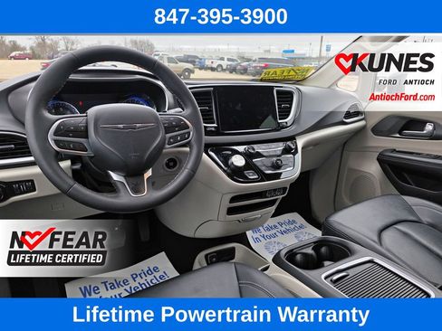 Used 2024 Chrysler Pacifica Touring-L FWD image 37
