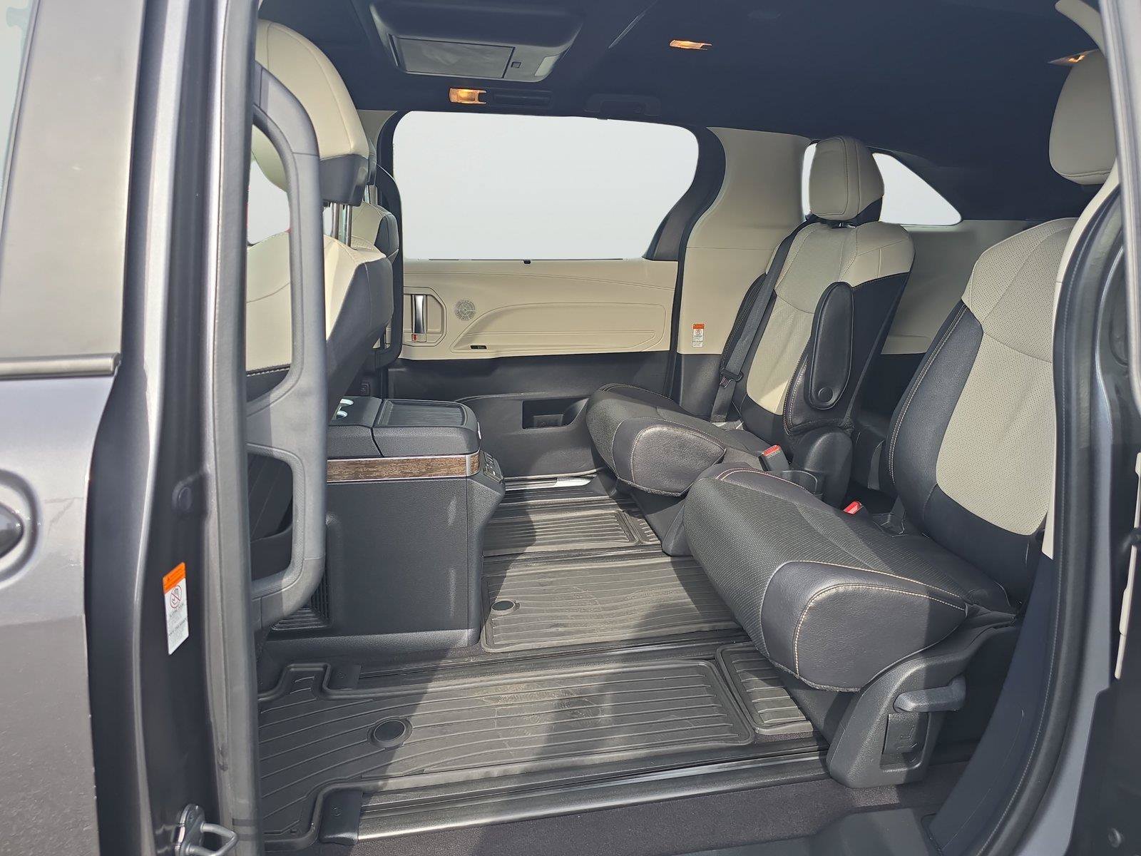 Used 2025 Toyota Sienna Platinum AWD/4WD image 19