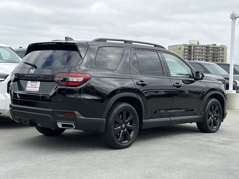 Used 2025 Honda Pilot Black Edition image 3