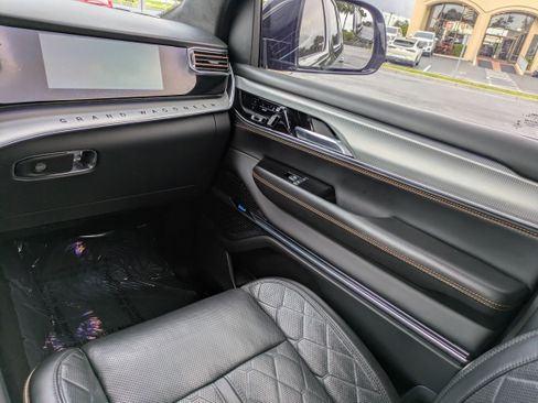 Used 2022 Jeep Grand Wagoneer Series III AWD/4WD image 16