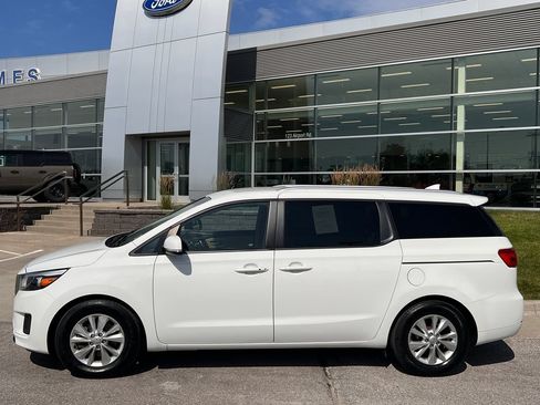 Used 2017 Kia Sedona LX w/ LX Essentials Premium Package FWD image 3