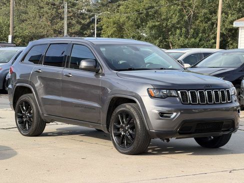 Used 2018 Jeep Grand Cherokee Altitude AWD/4WD image 2