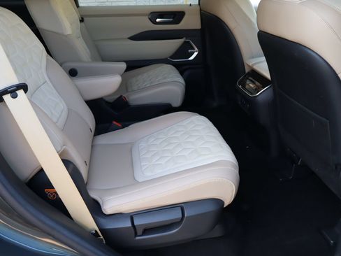 Used 2025 Nissan Armada Platinum RWD image 19