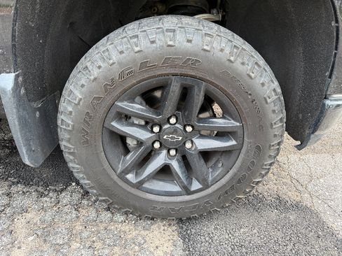 Used 2019 Chevrolet Silverado 1500 Custom Trail Boss w/ Custom Convenience Package AWD/4WD image 9