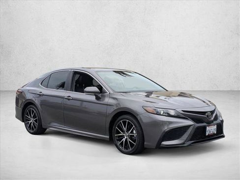 Used 2023 Toyota Camry SE image 3
