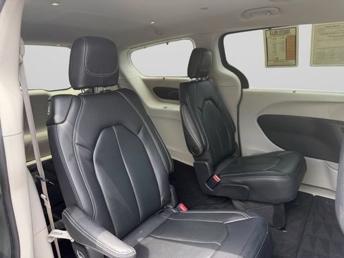 Used 2022 Chrysler Pacifica Touring-L AWD/4WD image 18
