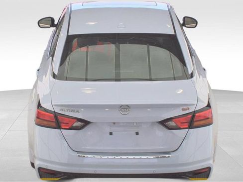 Used 2023 Nissan Altima 2.5 SR w/ SR Premium Package FWD image 9