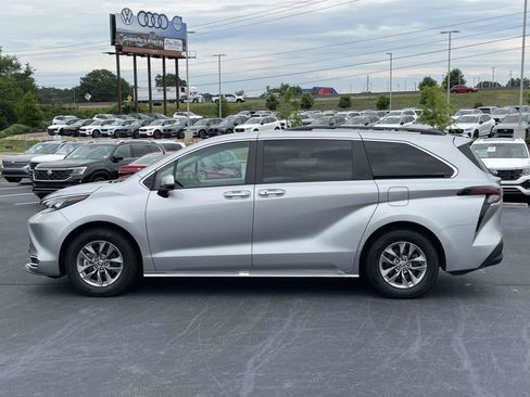 Used 2024 Toyota Sienna XLE FWD image 4