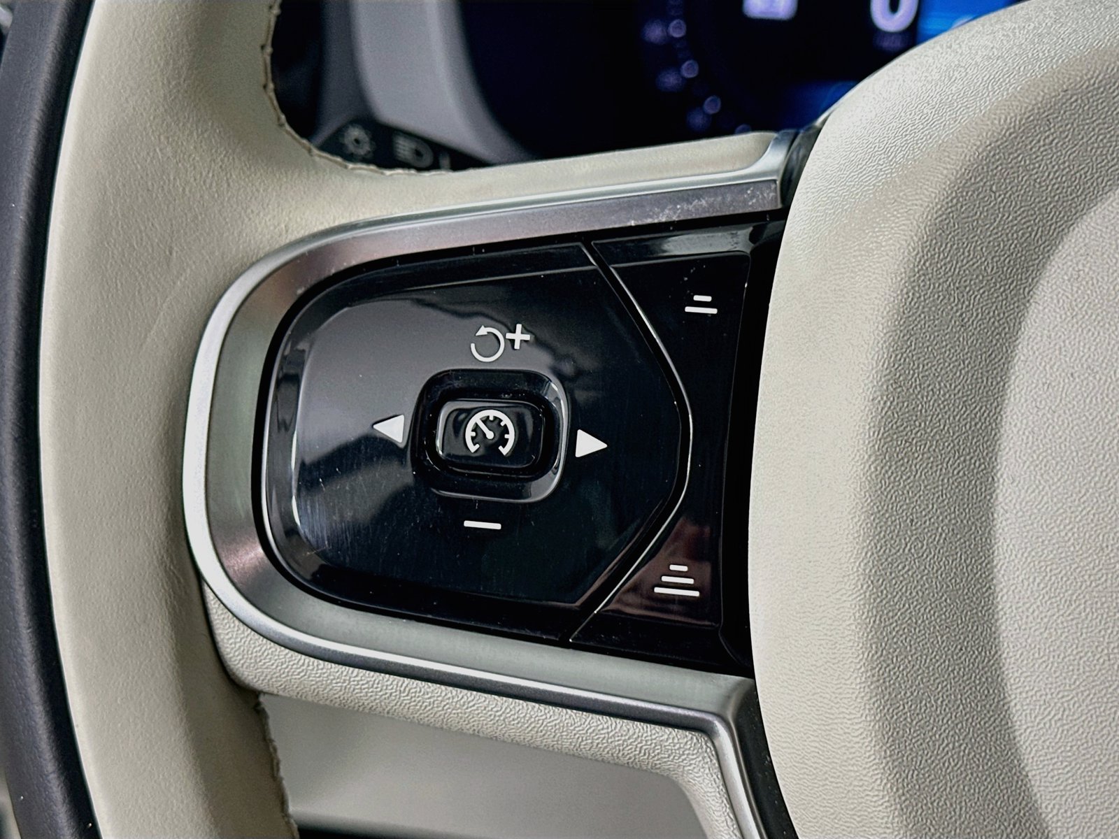 Certified 2024 Volvo XC60 B5 Plus w/ Climate Package AWD/4WD image 20
