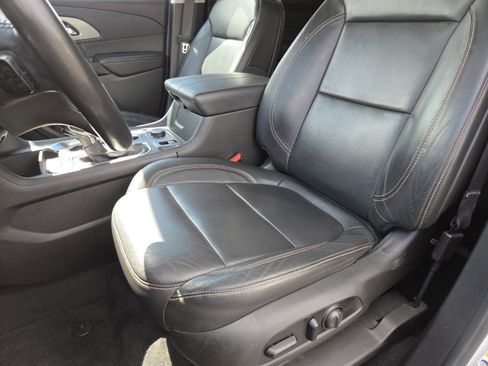 Used 2021 Chevrolet Traverse LT FWD image 26