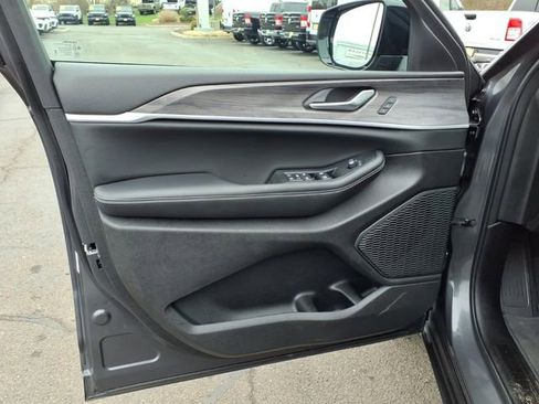 Used 2023 Jeep Grand Cherokee Limited w/ Black Appearance Package image 17