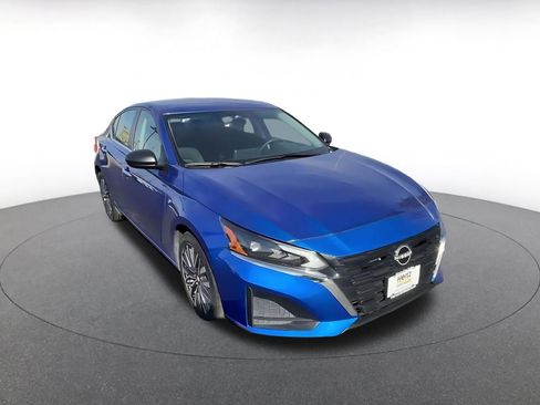 Used 2025 Nissan Altima 2.5 SV image 3