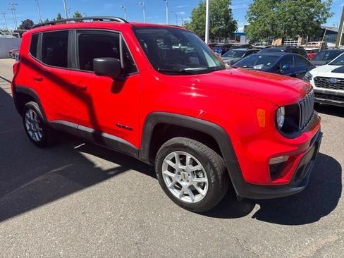 Used 2023 Jeep Renegade Latitude w/ Premium Group AWD/4WD image 9