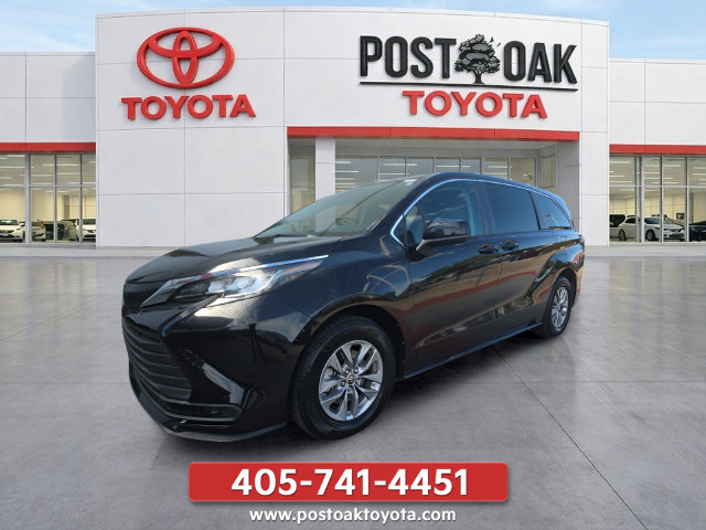 Used 2022 Toyota Sienna LE FWD image 2
