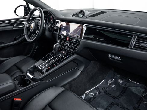 Certified 2026 Porsche Macan image 12