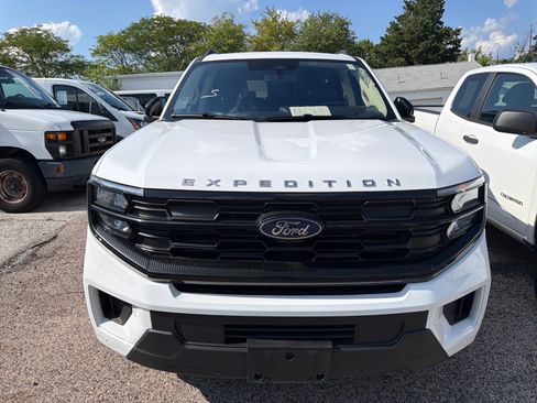 Used 2025 Ford Expedition Active AWD/4WD image 2