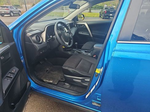 Used 2017 Toyota RAV4 LE AWD/4WD image 9