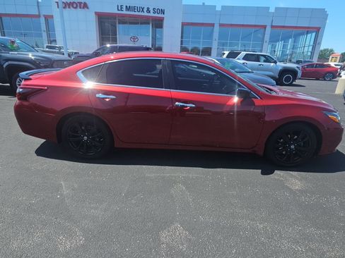 Used 2017 Nissan Altima 2.5 SR w/ Midnight Edition Package FWD image 2