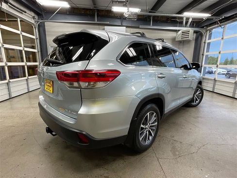 Used 2019 Toyota Highlander XLE AWD/4WD image 5