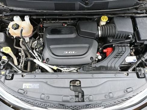 Used 2018 Chrysler Pacifica Limited FWD image 53
