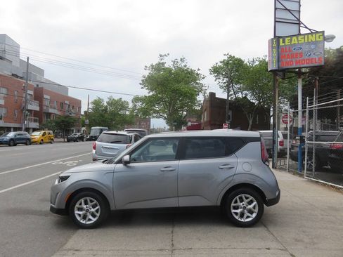 Used 2023 Kia Soul LX w/ LX Technology Package FWD image 7