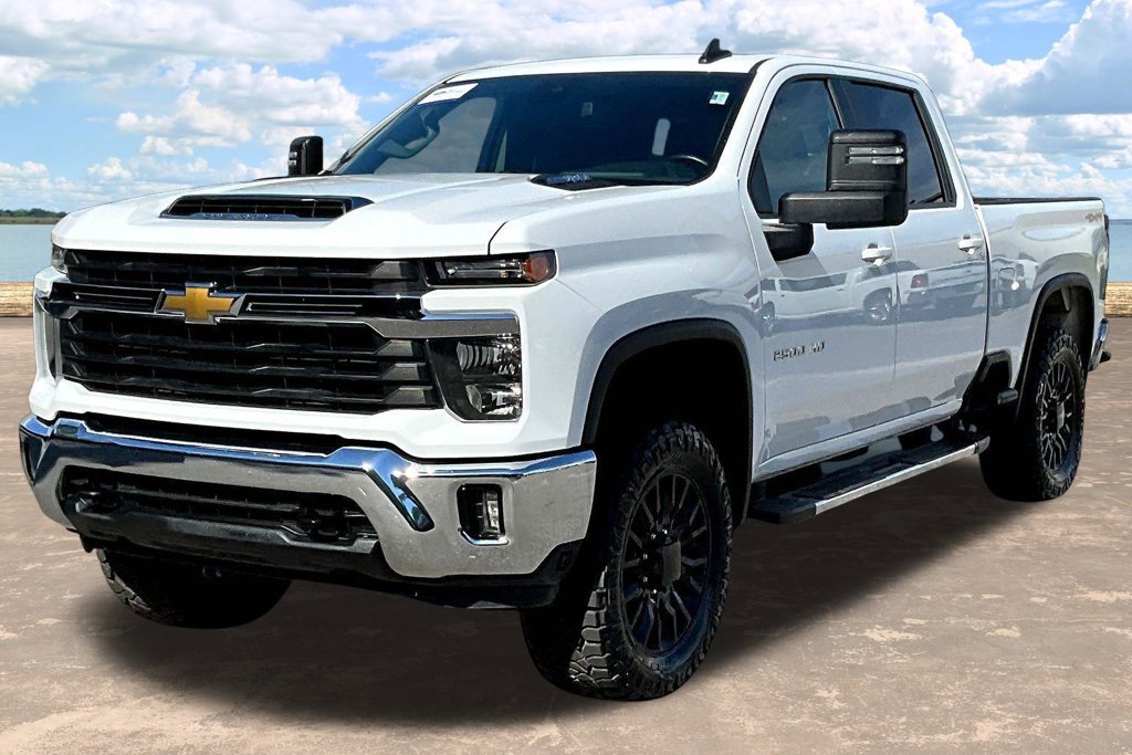 Used 2025 Chevrolet Silverado 2500 LT w/ Convenience Package AWD/4WD image 4