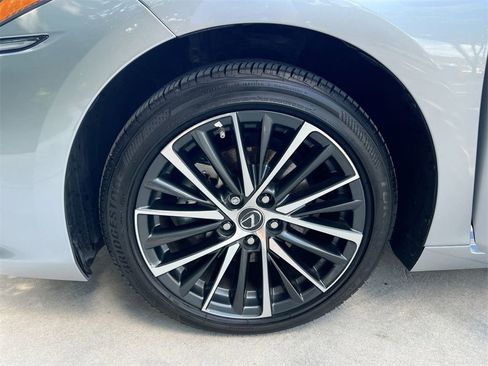 Certified 2025 Lexus ES 300h w/ Premium Package image 9